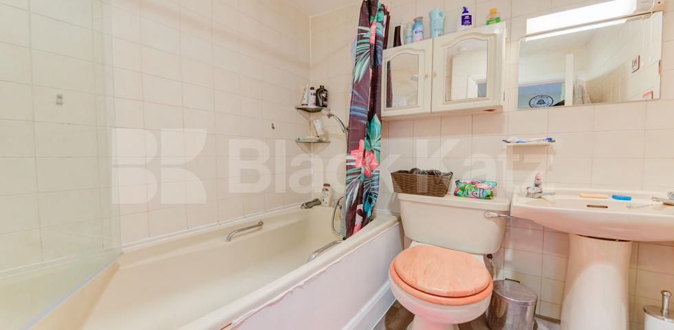 			1 Bedroom, 1 bath, 1 reception Flat			 Nevern Road, Earls Court